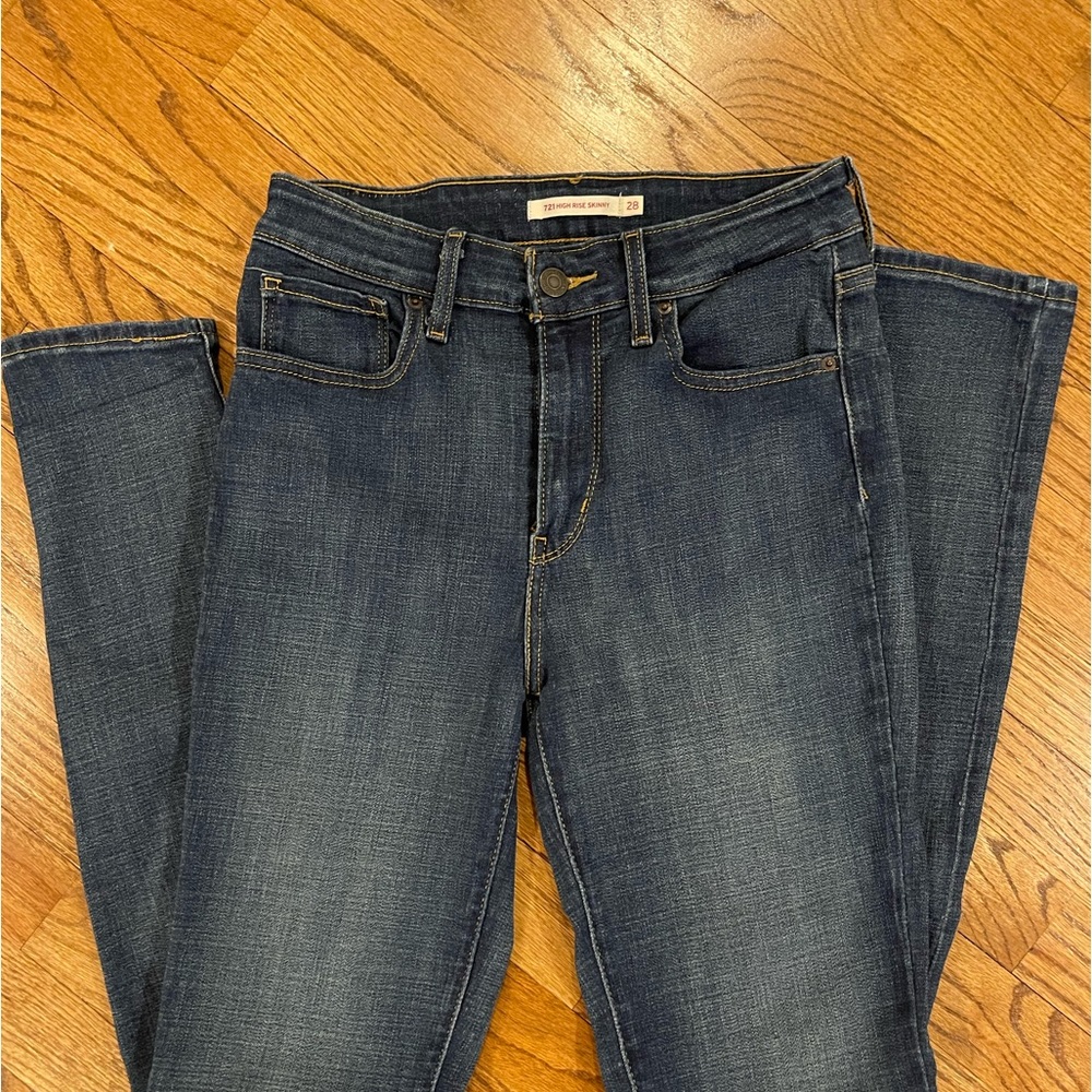 EUC Levi’s 721 High Rise Skinny (Size 28)